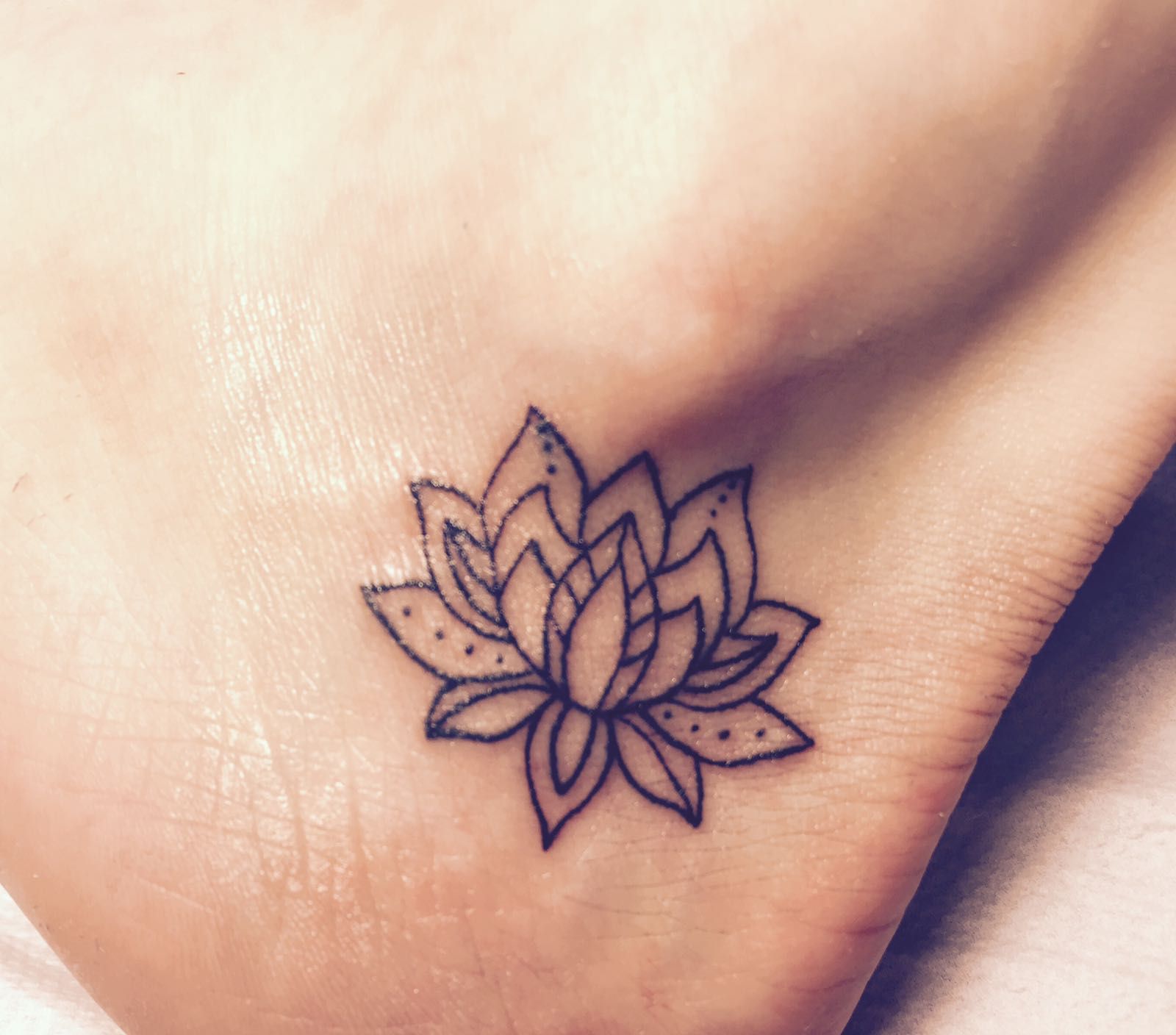 BEST LOTUS FLOWER TATTOO IDEAS TO EXPRESS YOURSELF
