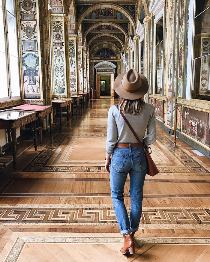 FALL TRAVEL OUTFIT IDEAS FROM GIRLS WHO ARE ALWAYS ON THE GO