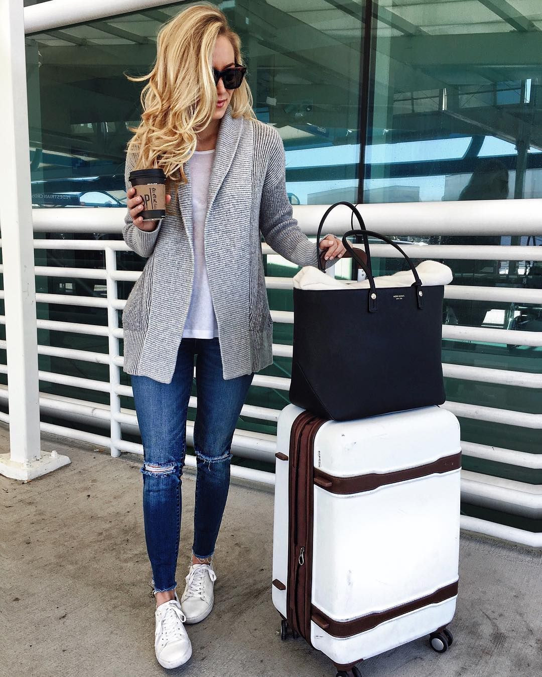 21 Fall Travel Outfit Ideas from Girls Who are Always on The GO