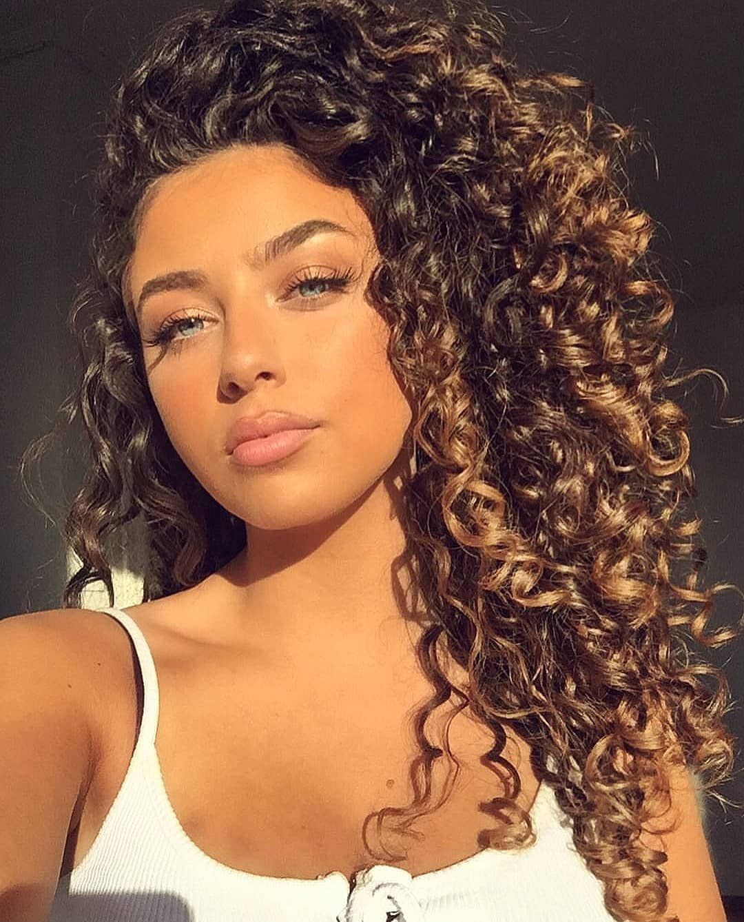 37 Adorable Looks with Curly Hair – Eazy Glam